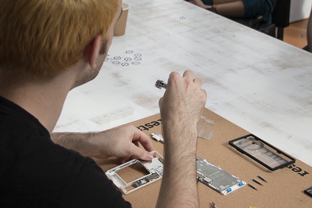 fairphone ethical smartphone tech circular economy recycling program design