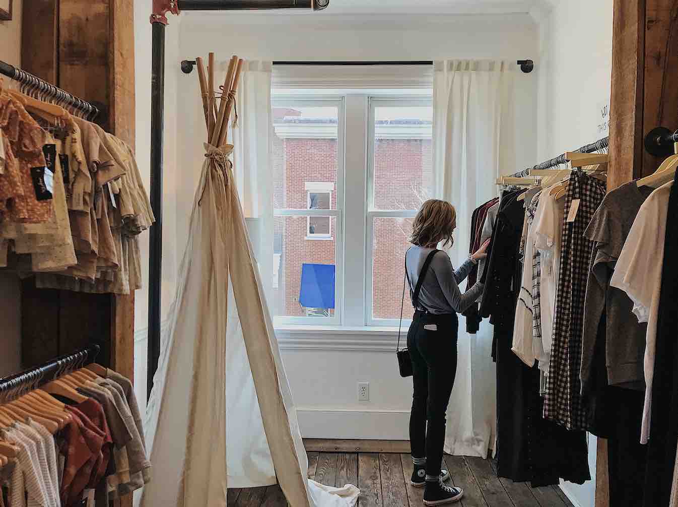 tips minimalist wardrobe declutter closet