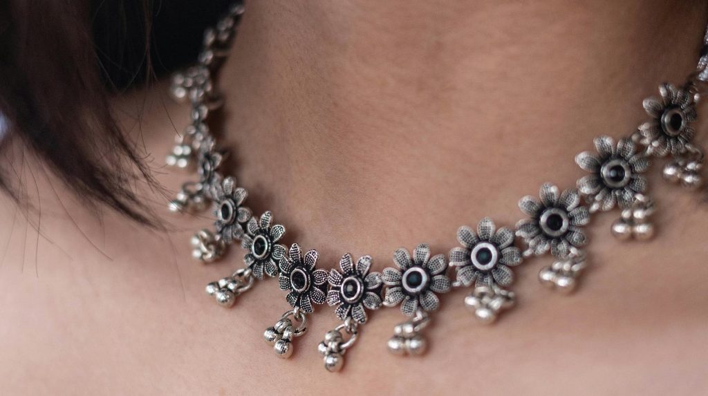 Sustainable Necklace vs Chain: Key Differences and Choosing the Right One